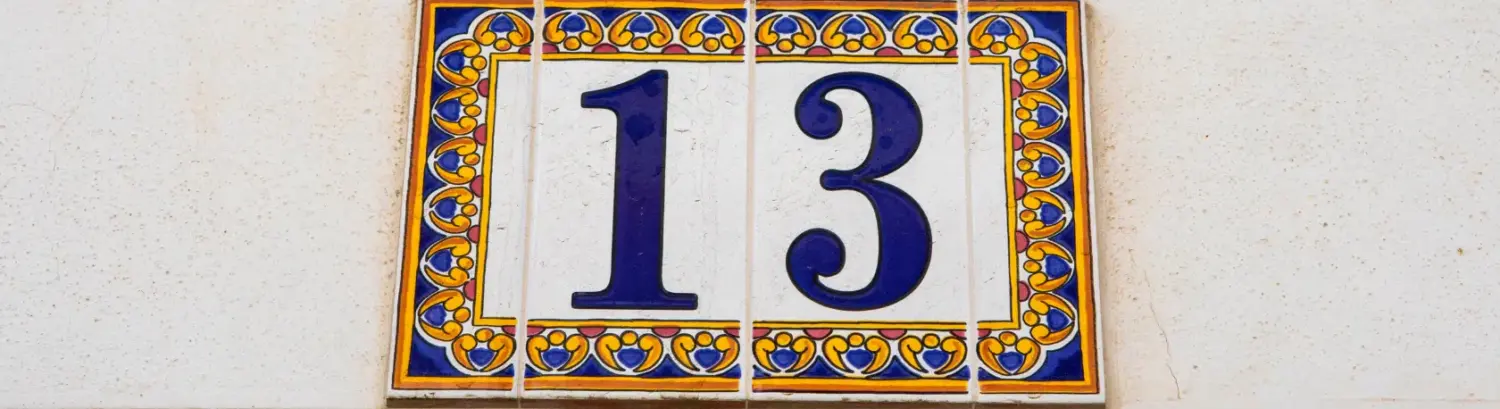 estar en sus trece meaning