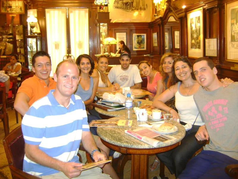 Verbum students spending time together at a Buenos Aires café
