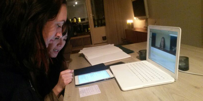 Estudiante de Verbum tomando una clase de español online en su computadora